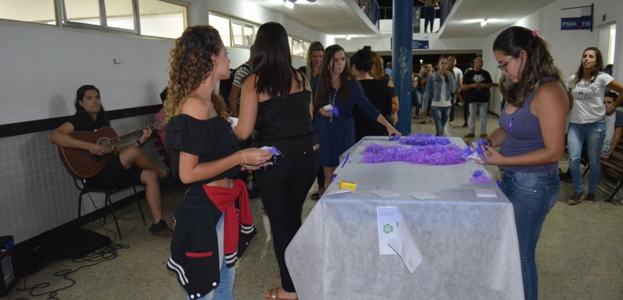 Alunos de psicologia fazem divulgação de evento 