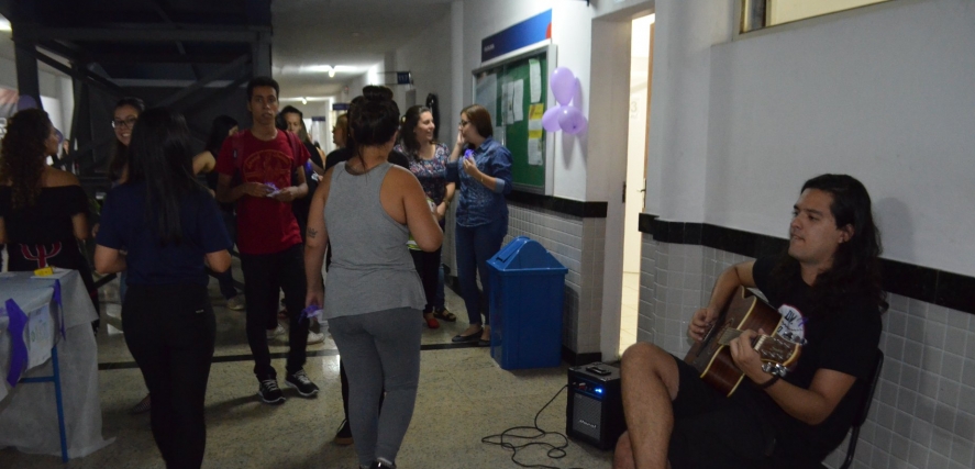 Alunos de psicologia fazem divulgação de evento 