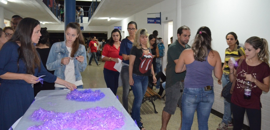 Alunos de psicologia fazem divulgação de evento 