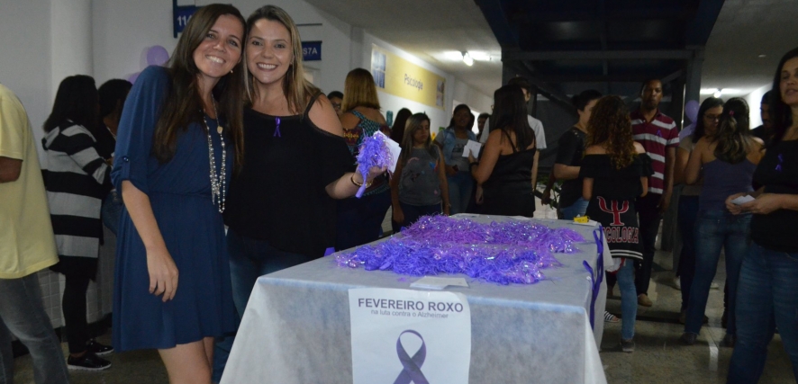 Alunos de psicologia fazem divulgação de evento 
