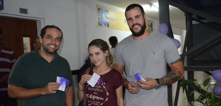 Alunos de psicologia fazem divulgação de evento 