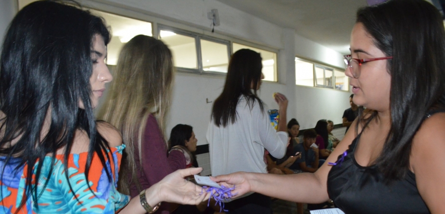 Alunos de psicologia fazem divulgação de evento 