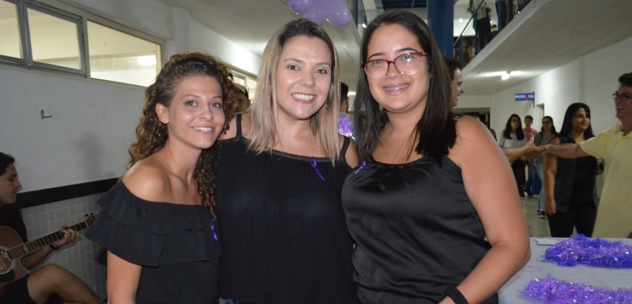 Alunos de psicologia fazem divulgação de evento 