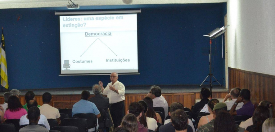 Presidente do CFA realiza palestra na FaSF