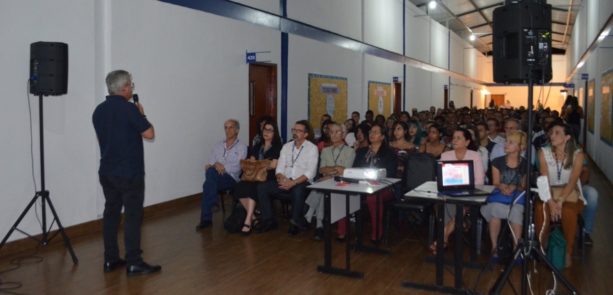 Equipe da FaSF recepciona seus alunos no primeiro dia de aula.