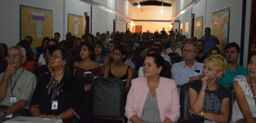 Equipe da FaSF recepciona seus alunos no primeiro dia de aula.