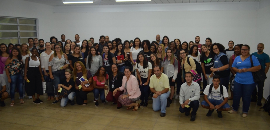 Equipe da FaSF recepciona seus alunos no primeiro dia de aula.